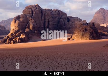 Tramonto nel deserto di Wadi Rum, Giordania Foto Stock