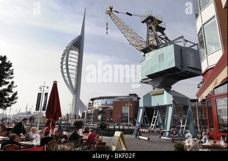 Gunwharf Quays, Portsmouth, Hampshire con la Spinnaker Tower in background Foto Stock