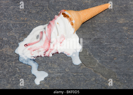 Un gelato la fusione sulle rive del lago di Windermere, Cumbria Regno Unito durante la canicola estiva. Foto Stock