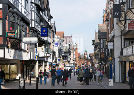 Eastgate, una delle righe nel centro storico di Chester, Cheshire, Inghilterra, Regno Unito Foto Stock