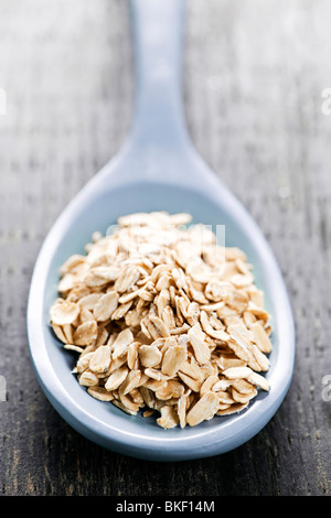 Nutriente fiocchi d'avena ammucchiati su un cucchiaio Foto Stock