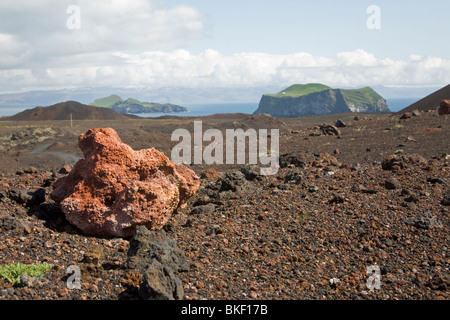 Pietre di lava sul pendio del Vulcano Eldfell Vestmannaeyar Islanda Foto Stock