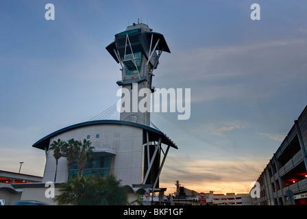 Aeroporto Internazionale di Los Angeles è il controllo del traffico aereo torre progettata dall architetto Kate diamante. Foto Stock