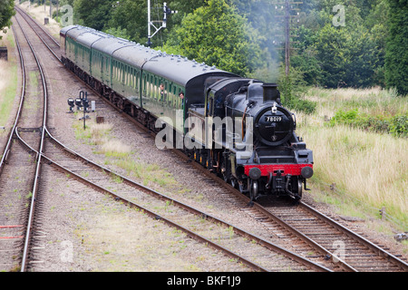Un treno a vapore in esecuzione sul Quorn railway vicino a Loughborough, Leicestershire, Regno Unito. Foto Stock