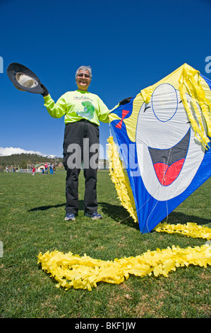 Ogni primavera la 'Ruidoso Kite Festival' vetrine battenti sculture artistiche, al Kids Konnection Parco Giochi in Ruidoso, NM. Foto Stock