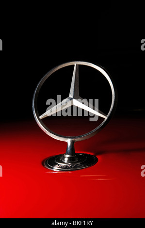 Mercedes Benz Hood Ornament, emblema, stella, su Mercedes rossa. Foto Stock
