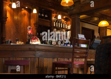 Il bar interno al Rushbrooke Arms pub ristorante In Sicklesmere vicino a Bury St Edmunds , Suffolk , Inghilterra , Gran Bretagna , REGNO UNITO Foto Stock