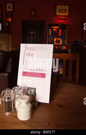 Un menu in Rushbrooke Arms pub ristorante In Sicklesmere vicino a Bury Saint Edmunds , Suffolk , Inghilterra , Gran Bretagna , REGNO UNITO Foto Stock