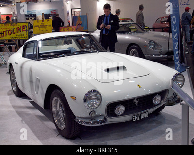 L'iconico Ferrari 250 GT SWB (passo corto) nel quartiere alla moda di colore bianco fotografati a Techno Classica di Essen, Germania Foto Stock