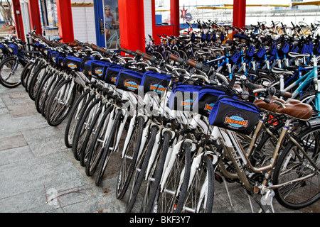 Le biciclette a noleggio presso il Navy Pier in Chicago, IL. Foto Stock