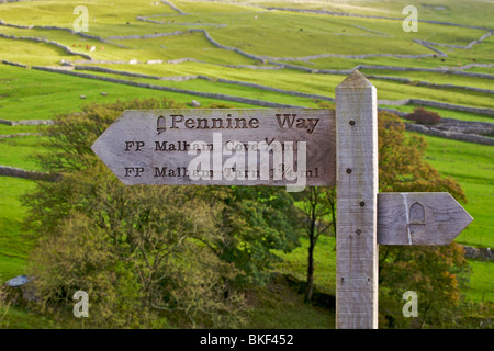Signost lungo la Pennine Way puntando a Malham Cove e Malham Tarn, Yorkshire Foto Stock