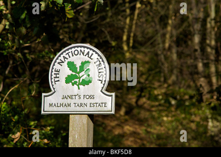 Il National Trust segnaletica per Janet's Foss, Malham Tarn station wagon, nello Yorkshire, Foto Stock