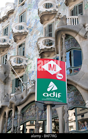 Un segno della metro al di fuori di Casa Batlló di Gaudí House a Barcellona un patrimonio mondiale edificio Foto Stock
