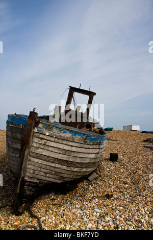 Spiaggiata attività di pesca i pescherecci con reti da traino a Dungeness, Kent lasciata decadere Foto Stock