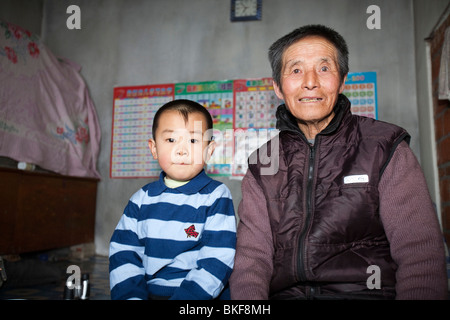 Un nonno e uno dei suoi grandi nipoti nella provincia di Heilongjiang nel nord della Cina Foto Stock