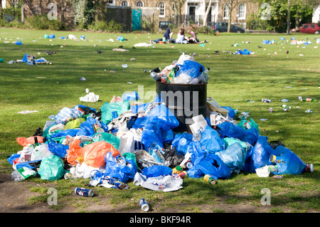 I campi di Londra, Hackney. Rifiuti sinistra sopra da sabato picnic - ers Foto Stock