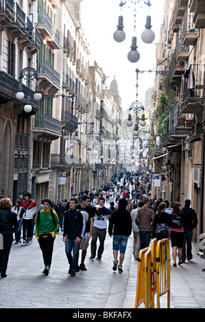 Carrer de Ferran street con gente che cammina in Barcellona Foto Stock