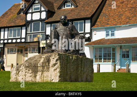 Statua di Sir Winston Churchill su Westerham verde villaggio Kent England Foto Stock