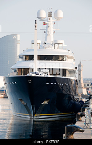 Un grande mare andando yacht ormeggiati nel porto di Barcellona Foto Stock