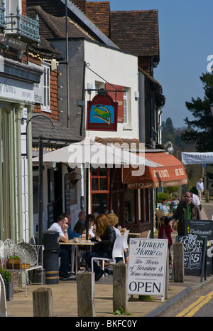 La gente di relax al sole al marciapiede di tavole di un Cafe Westerham Kent England Foto Stock