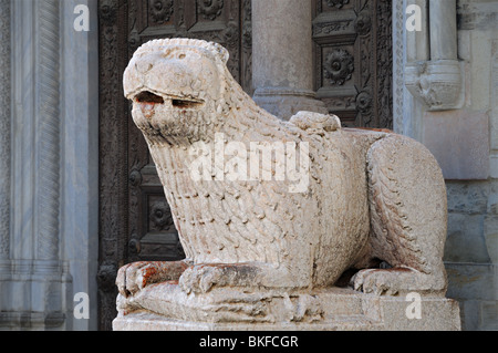 Marmo scolpito lion pilastro di sostegno all'entrata per il duomo dell'Assunta Cattedrale Parma Emilia Romagna Italia Foto Stock