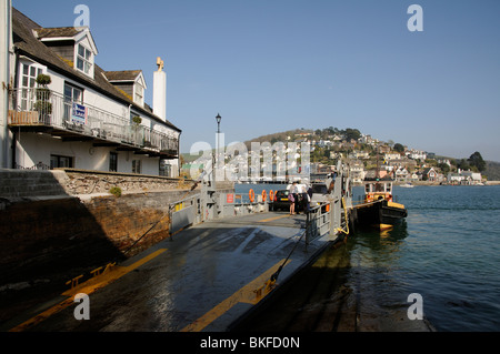 Passeggeri a piedi un imbarco roro auto & Trasporti di passeggeri a Dartmouth Devon England Regno Unito Foto Stock