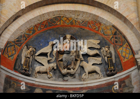 Affreschi e sculture in rilievo di Benedetto Antelami all'interno del battistero ottagonale adiacente alla cattedrale Parma Emilia Romagna Italia Foto Stock