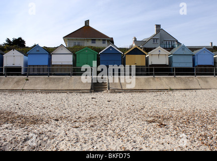 Cabine sulla spiaggia, spiaggia di Avon Christchurch Dorset Foto Stock