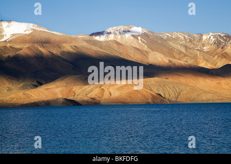 La funzionalità TSO Moriri, alta altitudine lago salmastra nel Changthang plateau del Ladakh. Jammu e Kashmir in India. Foto Stock