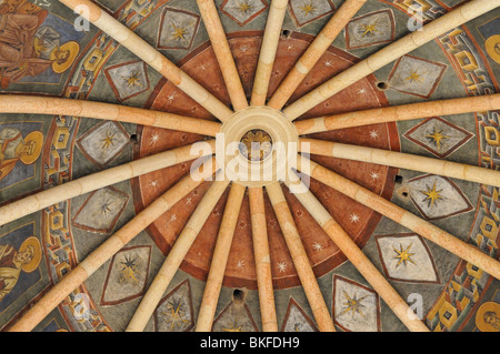 Interno del tetto a cupola del battistero ottagonale adiacente per il duomo dell'Assunta Cattedrale Parma Emilia Romagna Italia Foto Stock