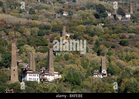 Vecchio Qiang torri difensive sopravvivono ancora in alcune delle case di Suopo in Danba in Sichuan in Cina. Foto Stock