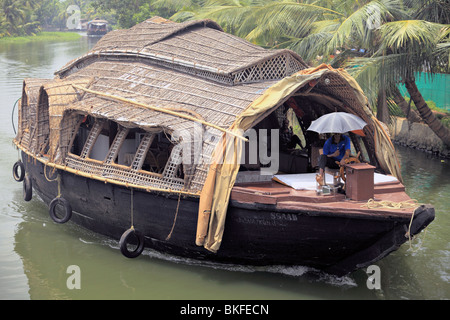 Vista di una casa galleggiante su le lagune del Kerala, India. Medio formato pellicola fotografica. Foto Stock