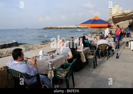 Il Libano la gente camminare e sala da pranzo sul famoso lungomare Corniche, a Beirut Foto Stock