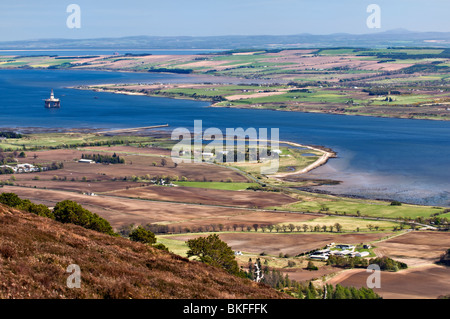 Vista da cnoc Fyrish off A836 vicino Alness affacciato Cromarty Firth & Nigg bay, Scozia con impianti di trivellazione del petrolio nella baia Foto Stock