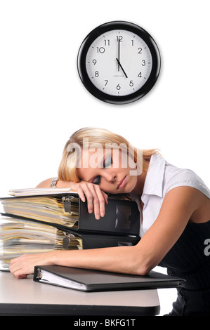 Donna presso l ufficio dormire su di una pila di file Foto Stock