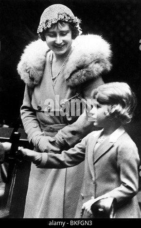 Elizabeth, 4.8.1900 - 6.4.2002, Queen Consort of Great Britain 11.12.1936 - 6.2.1952, mezza lunghezza, con la principessa Elisabetta (II), circa 1930, Foto Stock