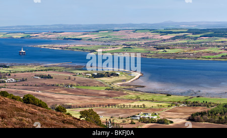 Vista da cnoc Fyrish off A836 vicino Alness affacciato Cromarty Firth & Nigg bay, Scozia con impianti di trivellazione del petrolio nella baia Foto Stock