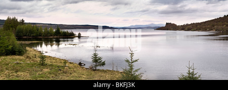 Vista sul loch Shin dalla diga a Lairg power station prese al tramonto Foto Stock