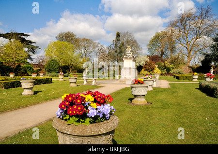 Giardini murati a Sunbury on Thames Foto Stock