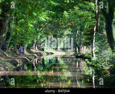 I ciclisti a cavallo lungo il percorso di traino accanto al Monmouthshire e Brecon Canal a Llangattock, Parco Nazionale di Brecon Beacons, Galles Foto Stock