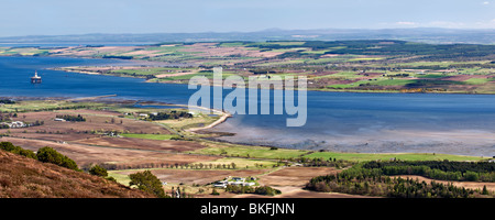 Vista da cnoc Fyrish off A836 vicino Alness affacciato Cromarty Firth & Nigg bay, Scozia con impianti di trivellazione del petrolio nella baia Foto Stock