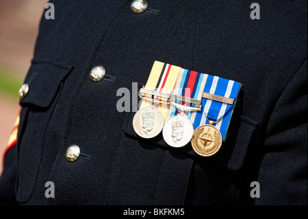 In Afghanistan e in Iraq le medaglie di servizio orgogliosamente esposti su abiti uniforme di un soldato Foto Stock