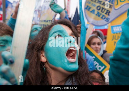 Un manifestante presso l'onda un grande cambiamento climatico nel rally di Londra. Foto Stock