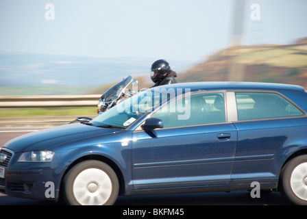 Biker sull'autostrada M62 (vicino a Outlane, Huddersfield). Foto Stock