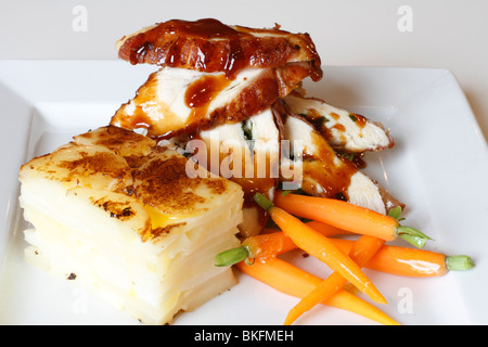 Piatto di pollo, carne di pollo, stratificato, Patate Carote colazione di nozze tabella Rufford wedding facilities, Rufford Mill Foto Stock