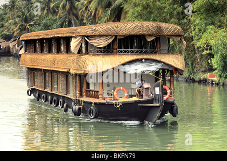 Vista di una casa galleggiante su le lagune del Kerala, India. Medio formato pellicola fotografica. Foto Stock