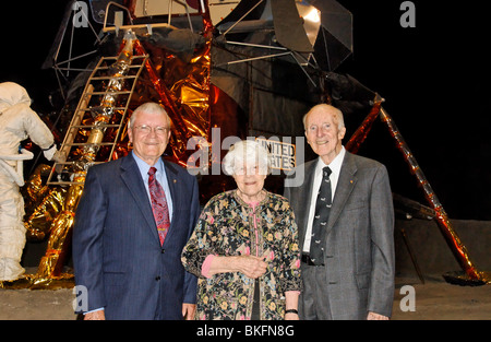 Astronauta Fred Haise Jr., Dorothy Gavin, ex Grumman Pres. Joe Gavin a base di aviazione di Apollo 13 40th Anniv celebrazione Foto Stock