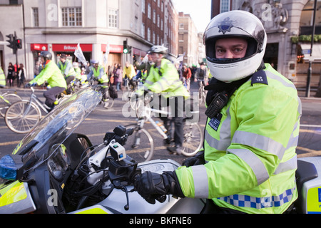 Ciclo protester presso l'onda un grande cambiamento climatico nel rally di Londra. Foto Stock