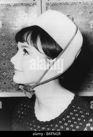 Moda, cappelli, modello cappuccio con alette auricolari, faccia laterale, Pillbox, 1965, Foto Stock