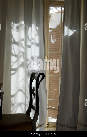 Luce della finestra che forma uno schema astratto dalla luce attraverso le finestre della tenda sedia. HOMER SYKES Foto Stock